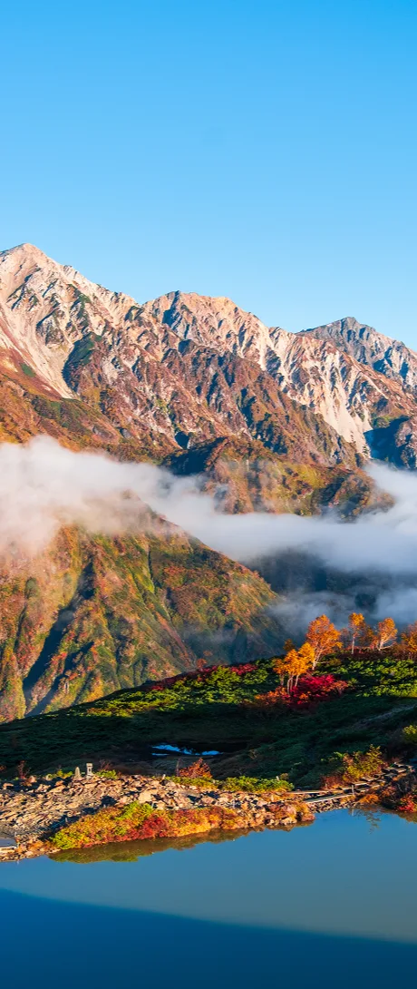 雲海と紅葉の山並み